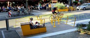 Sie sollten den Verkehr beruhigen und zum Begegnen einladen, jetzt müssen sie weg. Die grünen Punkte und die gelben Parklets.