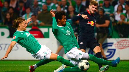 Doppelt hält besser: Werder Bremens Michael Lang (links) und Theodor Gebre Selassie versuchen sich gegen Leipzigs Timo Werner.