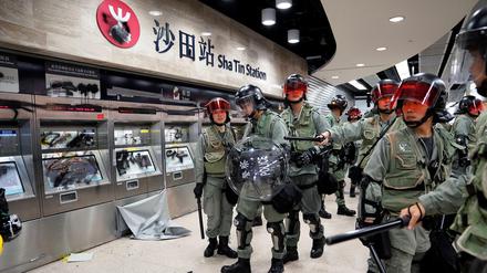Polizei rückt in die Haltestelle Sha Tin in Hong Kong ein. 