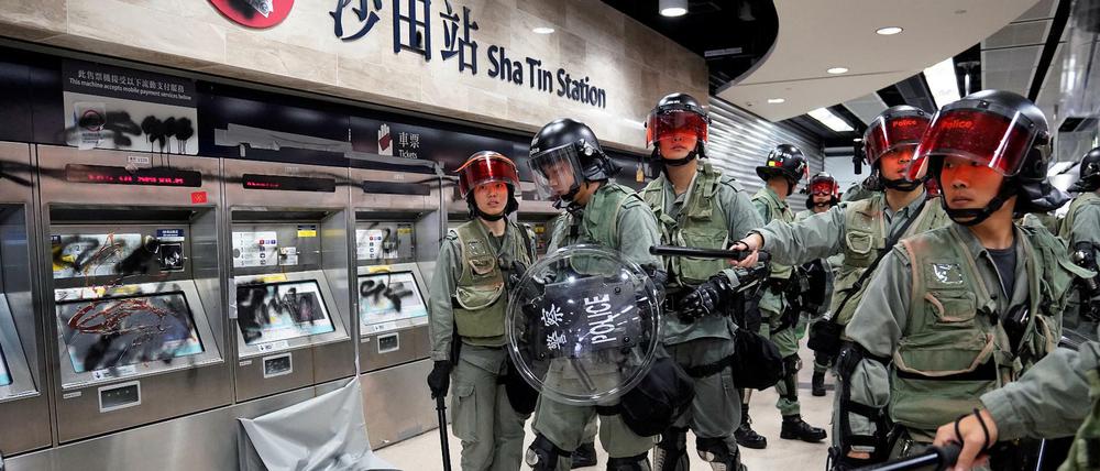 Polizei rückt in die Haltestelle Sha Tin in Hong Kong ein. 