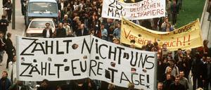 ARCHIV - Demonstranten mit Transparenten in der Innenstadt von Berlin protestieren gegen die geplante Volkszählung im Mai 1987.