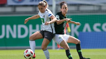 Man kennt sich: In der vergangenen Saison schlugen Claudia Neto (rechts) und der VfL Wolfsburg am letzten Spieltag Gina Chmielinski und Turbine Potsdam mit 2:0.