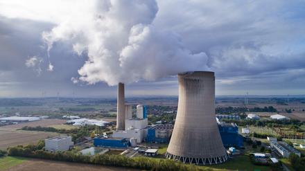 Dampf steigt vom Kohlekraftwerk Mehrum in Niedersachsen auf.