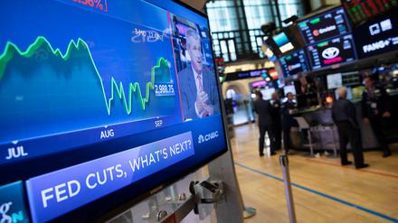 USA, New York: Ein Fernseher an der New Yorker Börse überträgt die Nachricht, nachdem die US-Notenbank ihre Zinsänderung bekannt gegeben hat.
