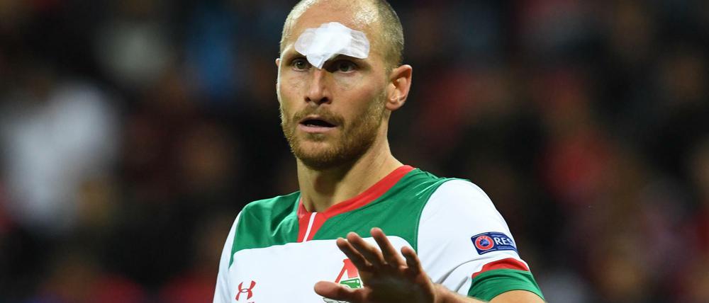 Benedikt Höwedes unterlief in Leverkusen ein Eigentor. Am Ende konnte er drüber lachen.