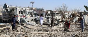 Sicherheitskräfte untersuchen den Ort, wo die Autobombe detonierte.