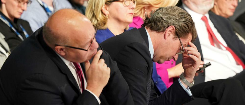 Nicht enttäuscht, nur müde: Wirtschaftsminister Peter Altmaier (links, CDU) und Verkehrsminister Andreas Scheuer (CSU) bei der Pressekonferenz am Freitagnachmittag.