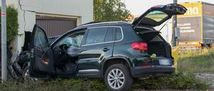 Ein 79 Jahre alter Autofahrer hat eine Fußgängerin tödlich verletzt. Auch die 76-jährige Beifahrerin ist bei dem Unfall gestorben.