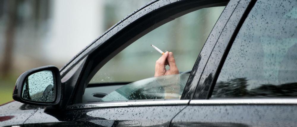 Rauchen - ja, im Mief sitzen - nein. Meist wird bei offenem Fenster gequalmt. Aber dann zieht's drinnen.
