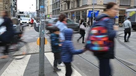 Schulkinder und Fussgänger morgens an der Keuzung Chaussestraße/Invalidenstraße in Mitte.