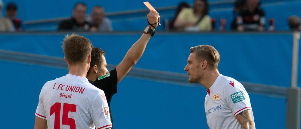 Raus bist du: Sebastian Polter (rechts) sah im Spiel gegen Leverkusen von Schiedsrichter Robert Hartmann die Rote Karte.