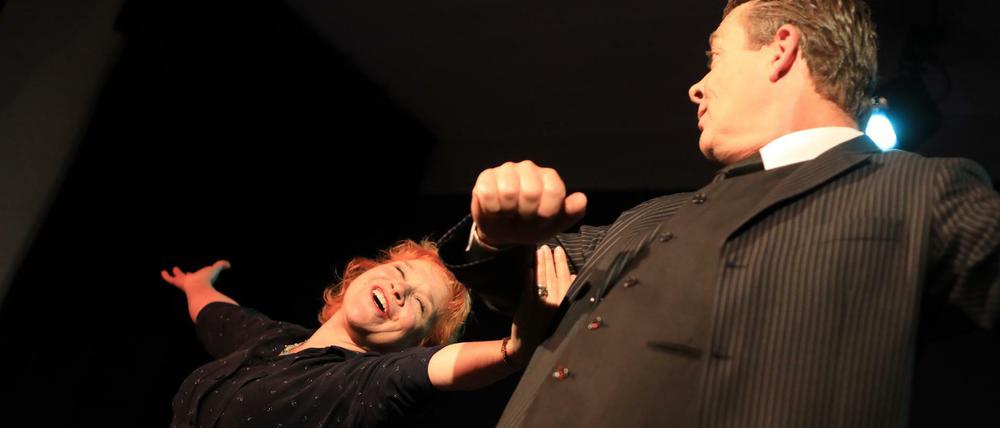 Volles Leben. "Chanson-Nette" Jeannette Urzendowsky und Henry Nandzik bei ihrer schwungvollen Runde durch die bunte Welt des poetischen Tausendsassas Robert Gilbert. Das Programm wird am 27. und 29. September auch in der Kulturscheune der Mutter Fourage in Wannsee gezeigt. 