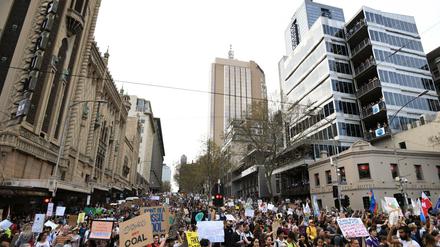 Menschen demonstrieren im australischen Melbourne für den Klimaschutz. 