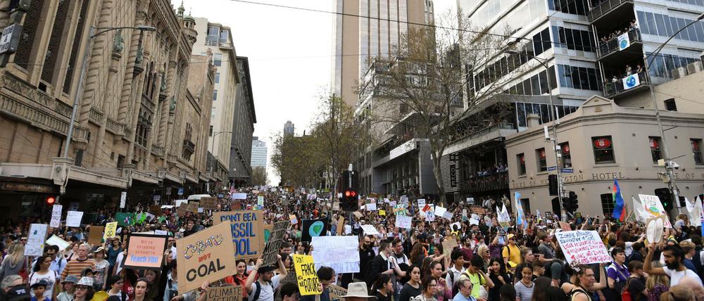 Menschen demonstrieren im australischen Melbourne für den Klimaschutz.