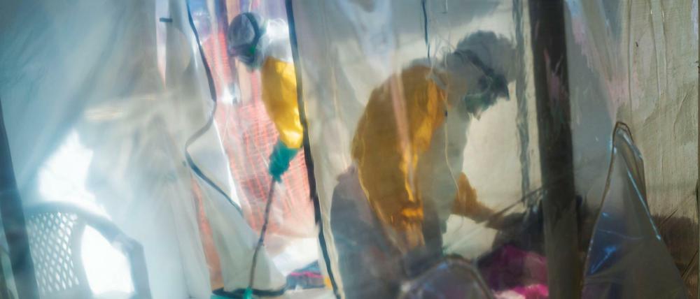 In Beni, im Nordwesten der Demokratischen Republik Kongo, versorgt medizinisches Personal in Schutzanzügen Ebola-Patienten in einer Isolierstation. 