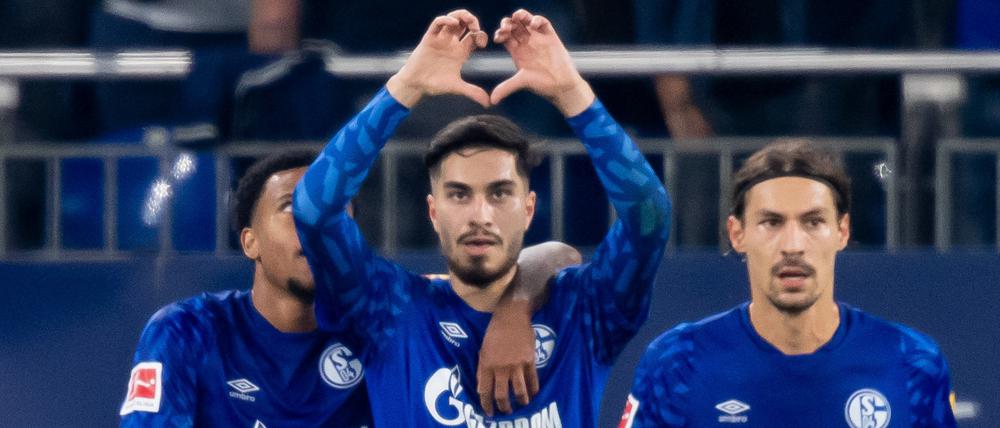 Suat Serdar feiert mit mit Weston McKennie und Benjamin Stambouli seinen Führungstreffer.