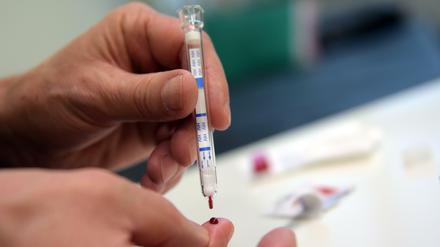 Ein junger Mann führt einen HIV-Selbsttest durch.
