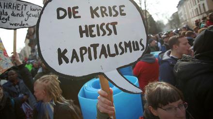 Demonstration anlässlich der offiziellen Eröffnung des Neubaus der Europäischen Zentralbank (EZB) im März 2015.