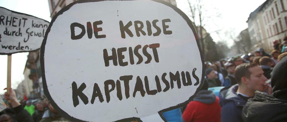 Demonstration anlässlich der offiziellen Eröffnung des Neubaus der Europäischen Zentralbank (EZB) im März 2015.
