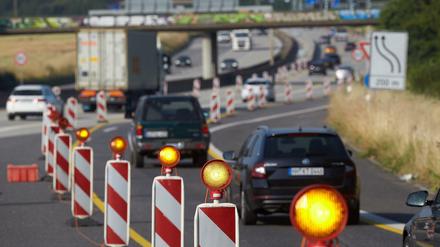 Autos fahren durch eine Baustelle an der Autobahn A61 bei Koblenz 