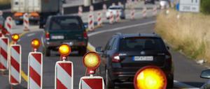 Autos fahren durch eine Baustelle an der Autobahn A61 bei Koblenz