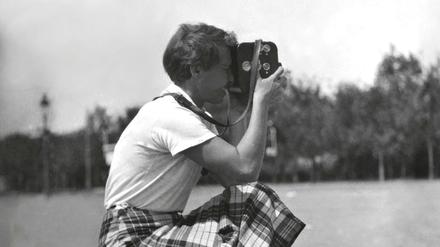 Die Filmemacherin Ella Bergmann-Michel mit ihrem bevorzugten Arbeitsgerät, der 35mm-Kinnamo-Kamera.