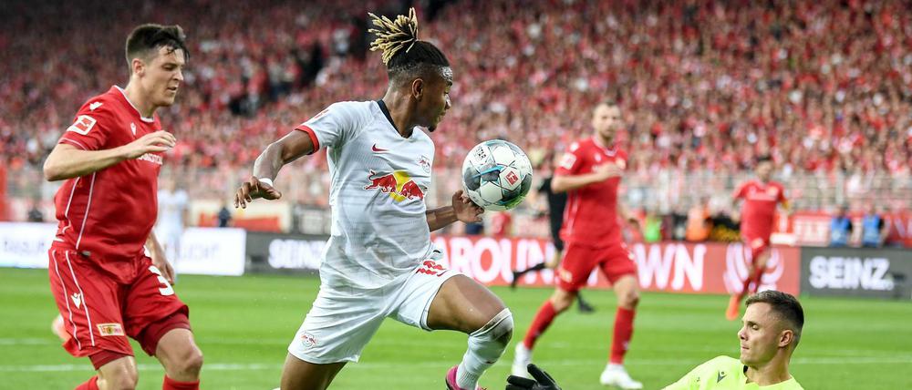 Nicht sein bester Tag. Am ersten Spieltag gegen Leipzig lief auch Schlotterbeck (l.) meist nur hinterher.