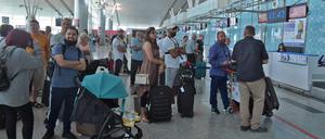 Zurück nach Hause: Britisch Thomas-Cook-Kunden warten am Flughafen Enfidha in Tunesien (Photo by Fethi Belaid / AFP)