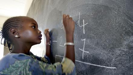 Mädchen werden von Bildungsförderungsmaßnahmen oft benachteiligt, kritisiert Oxfam (das Archivfoto zeigt eine Schülerin in Ouagadougou/Burkina Faso)