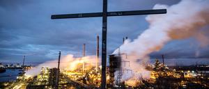 Das Thyssenkrupp Stahlwerk Schwelgern in Duisburg-Marxloh, davor ein Gipfelkreuz auf dem Alsumer Berg. Die Industrie bekommt die Konjunkturschwäche am meisten zu spüren bisher.