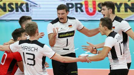 Zurück in die Erfolgsspur. Christian Fromm (M.) ist mit den deutschen Volleyballern ins Achtelfinale gestolpert.