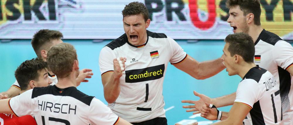 Zurück in die Erfolgsspur. Christian Fromm (M.) ist mit den deutschen Volleyballern ins Achtelfinale gestolpert.