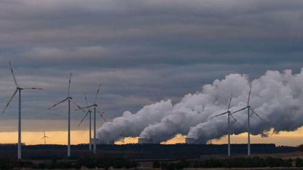Windenergieanlagen vor dem Braunkohlekraftwerk Jänschwalde (Archivbild)