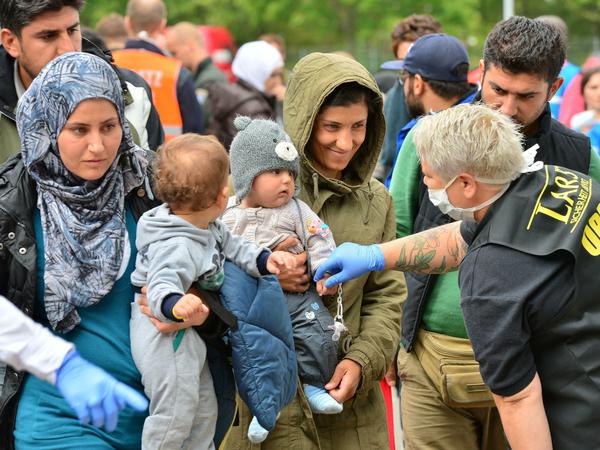Bilder der Willkommenskultur. In Erfurt werden im Sommer 2015 wie an vielen deutschen Bahnhöfen Flüchtlinge von Helfern begrüßt.