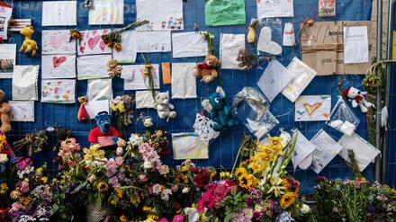 Zahlreiche Zettel, Blumen und Stofftiere hängen an einem provisorischen Zaun an der Ecke Invalidenstraße/Ackerstraße.
