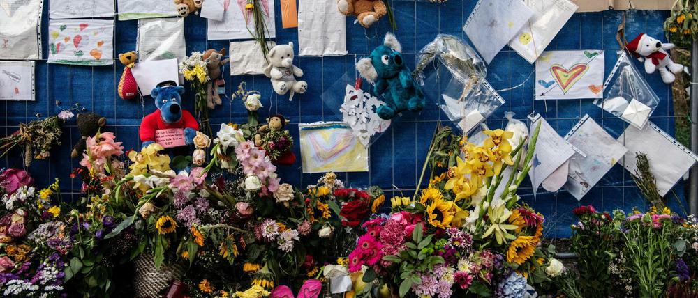 Zahlreiche Zettel, Blumen und Stofftiere hängen an einem provisorischen Zaun an der Ecke Invalidenstraße/Ackerstraße.