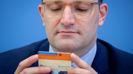 Gesundheitsminister Jens Spahn (CDU), während der Präsentation der neuen Organspende-Regeln mit einem Organspendeausweis. 