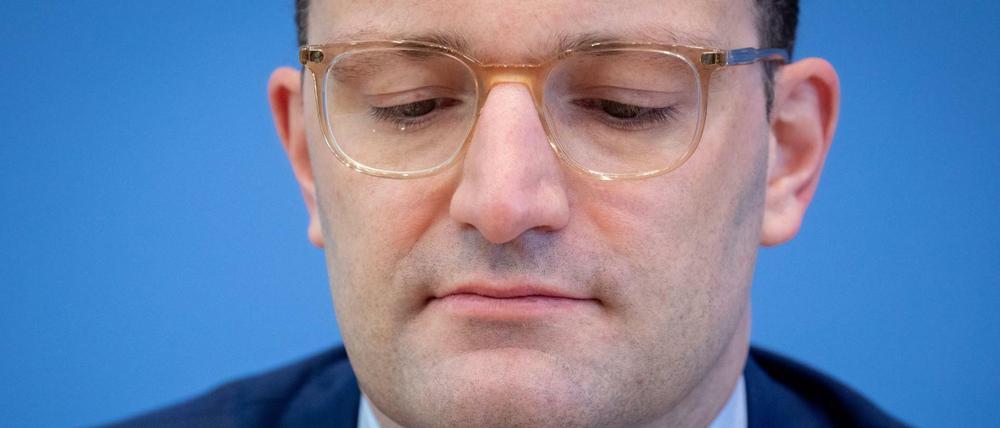Gesundheitsminister Jens Spahn (CDU), während der Präsentation der neuen Organspende-Regeln mit einem Organspendeausweis.