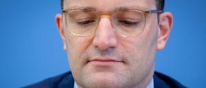 Gesundheitsminister Jens Spahn (CDU), während der Präsentation der neuen Organspende-Regeln mit einem Organspendeausweis.