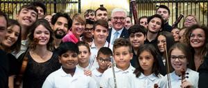 Steinmeier umringt von den Musikern des Jugendorchesters von Sanità in Neapel.