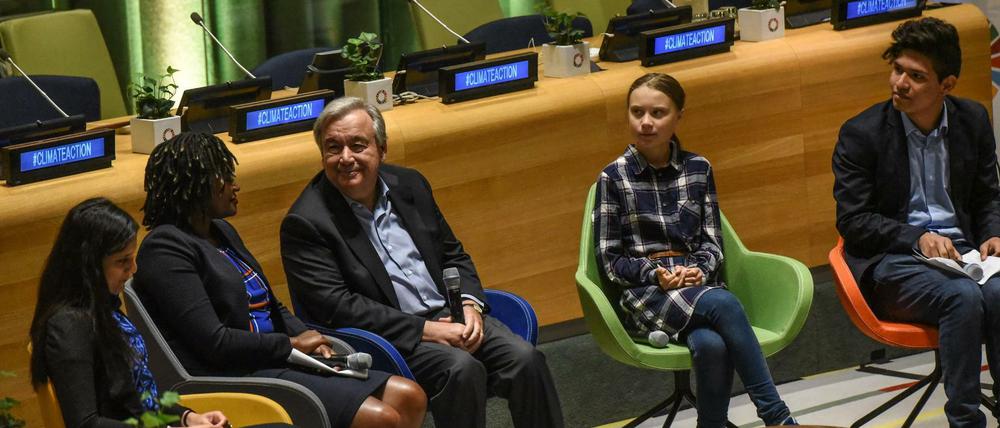 UN-Generalsekretär Guterres (Mitte), unter anderem mit Greta Thunberg (Zweite von rechts) und Bruno Rodriguez (ganz rechts).