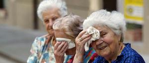 Besonders für ältere Menschen ist die Hitze oft nur schwer erträglich.