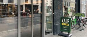 Auch in der Brunnenstraße in Mitte fordert Bio Company seine Kunden auf, weniger zu kaufen.