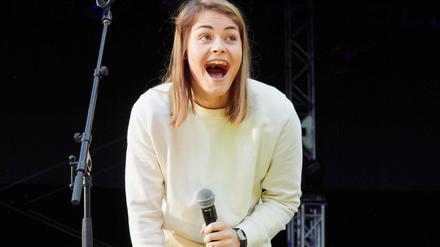 Vom Slammer zum Star. Die Schweizerin Hazel Brugger fing beim Poetry Slam an und tritt mittlerweile auf Kabarettbühnen auf.