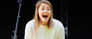 Vom Slammer zum Star. Die Schweizerin Hazel Brugger fing beim Poetry Slam an und tritt mittlerweile auf Kabarettbühnen auf.
