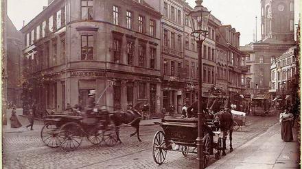 Verkehrsszene im Jahre 1898 in der Spandauer Straße/Ecke Eiergass in Mitte, ganz in der Nähe des Roten Rathauses und Nikolaiviertels.