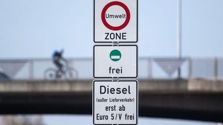 Ein Schild weist auf das Diesel-Fahrverbot für Dieselfahrzeuge unter Euro 5 hin. Es steht aber in Stuttgart, nicht in Berlin.