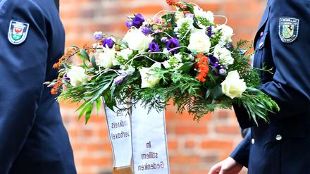 Feuerwehrleute gehen in Kloster Lehnin zur Trauerfeier für die auf der A2 ums Leben gekommenen Rettungskräfte.