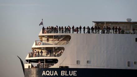 Migranten und Flüchtlinge auf dem Schiff „Aqua Blue“ erreichen den Hafen von Thessaloniki.