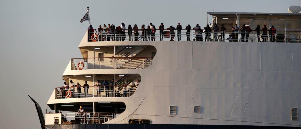 Migranten und Flüchtlinge auf dem Schiff „Aqua Blue“ erreichen den Hafen von Thessaloniki.